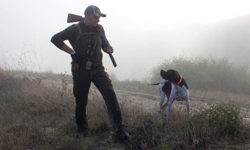 Охотник со своей собакой